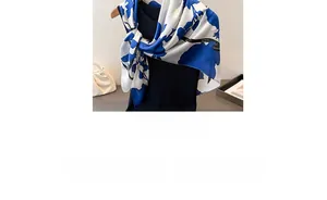 Seidiger Damenschal mit Blumenmuster in Blau und Weiß, stilvoll auf Torso drapiert