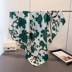 Eleganter Satin-Schal mit grünen Blumenmustern und braunem Banddesign-Druck