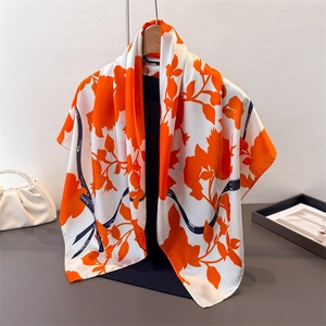 Eleganter elfenbeinfarbener Seidenschal mit Orangenblüten und Beauty-Schriftzug