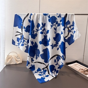 Quadratisches Seidenschal-Design mit blauen Blumen und Beauty-Schriftzug auf Weiß