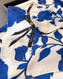 Detailansicht eines Satin-Halstuchs mit blauen Rosen und Beauty-Schriftzug auf Band