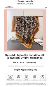 Détail du foulard en satin de soie 90x90cm avec imprimé léopard et finition brillante