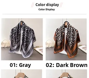Détail de foulards en soie imprimé léopard en gris et marron sur cintres élégants