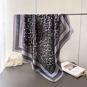 Élégant foulard carré en soie artificielle à imprimé léopard et bordure rayée pour femme