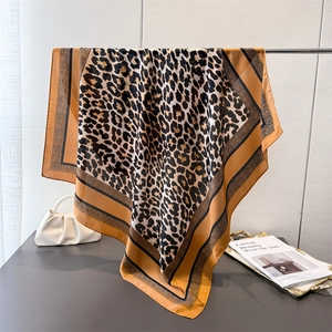 Foulard Carré Imprimé Léopard Satin De Polyester Sensation Satin Châle Élégant Bandeau Accessoire De Mode Femmes