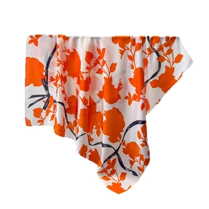 Floraler Satin-Seidenschal mit orangen Blumen und marineblauem Beauty-Bandprint