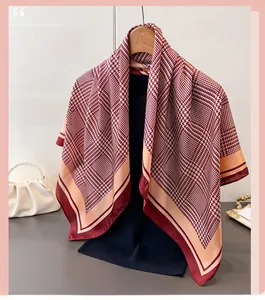 Detail van rood-witte zijden sjaal met houndstooth-patroon en contrasterende randen