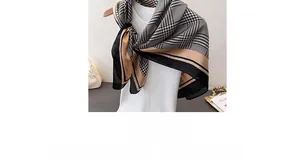 Detailopname van zijden sjaal met houndstooth patroon en geometrische gestreepte rand