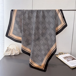 Elegante zijden sjaal met pied-de-poule motief, beige rand en luxe parel handtasje