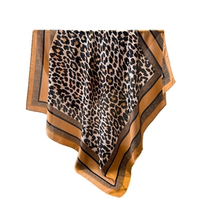 Élégant foulard en soie synthétique à imprimé léopard aux tons jaune gingembre et brun