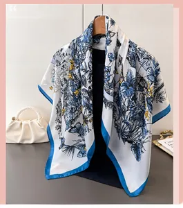 Détail d'un foulard en soie avec imprimé fleurs bleues papillons et bords bleus élégants