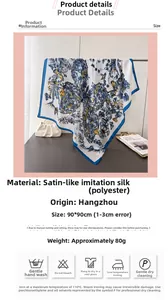 Détail d'un foulard en soie 90x90cm à imprimé papillon, texture satin et bordure bleue