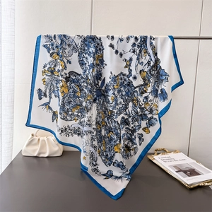 Foulard Carré Élégant en Satin avec Imprimé Floral Papillon pour Femme Grand Châle en Satin Aspect Soie Bandana Mode Écharpe