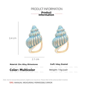 Détails des boucles d'oreilles conque avec émail bleu et incrustations de strass brillants