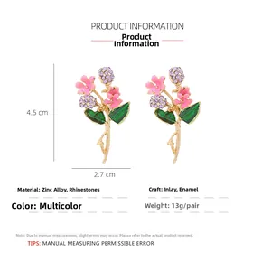 Detailansicht der rosa Emaille-Blumenohrringe mit funkelnden Strasssteinen und Blättern