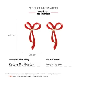 Dettaglio degli orecchini a fiocco rosso in lega di zinco da 4,2 cm per 2,5 cm