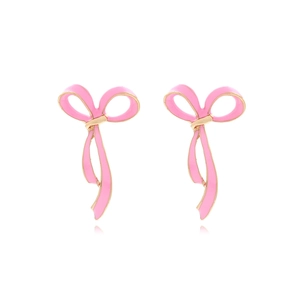 Eleganti orecchini a perno con fiocco in smalto rosa e bordi metallici dorati su sfondo bianco