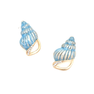 Détail macro de la boucle d'oreille conque en émail bleu, alliage doré et cristaux
