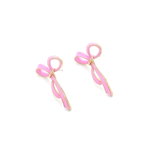 Orecchini a fiocco in smalto rosa con bordo dorato su uno sfondo bianco pulito