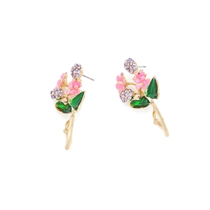 Elegante goldene Ohrringe mit rosa Emaille-Blumen und lila Strass auf weißem Grund