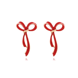 Orecchini a perno con fiocco in smalto rosa e placcatura oro dallo stile elegante