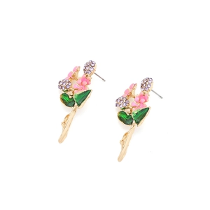Elegante Ohrstecker mit rosa Emaille-Blumen, grünen Blättern und lila Strasssteinen auf Gold
