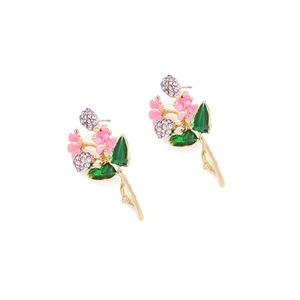 Elegante Ohrringe mit rosa Emaille-Blumen, goldenem Sockel und lila Strasssteinen