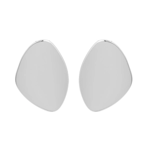 Boucles d'oreilles géométriques en argent poli au design ovale irrégulier sur fond blanc