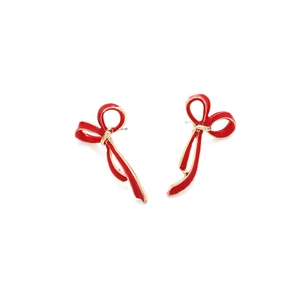 Eleganti orecchini a fiocco in smalto rosso con bordi dorati su sfondo bianco