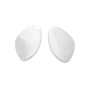 Détail macro de boucles d'oreilles ovales en argent poli avec surface miroir réfléchissante