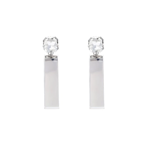 Orecchini geometrici rettangolari in argento con strass quadrati su sfondo bianco