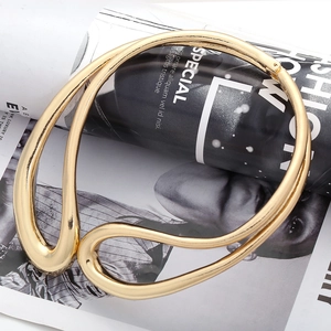Chic asymmetric gold metal collar necklace with abstract waterdrop design in a fashion style