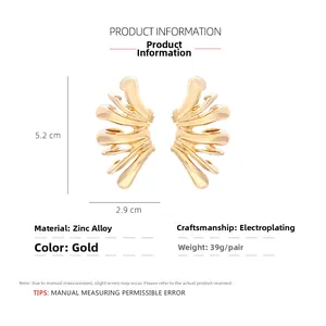Detaillierte Maße für goldene Metallflügel-Ohrringe aus Zinklegierung in Draufsicht