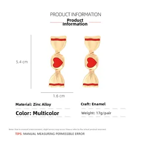 Vue détaillée des boucles d'oreilles bonbon montrant les dimensions 5,4 cm sur 1,6 cm