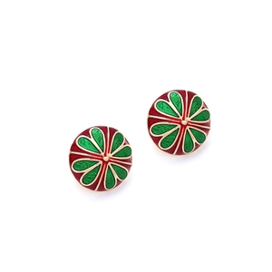 Détail de boucles d'oreilles émaillées rondes vintage avec motifs floraux rouge et vert