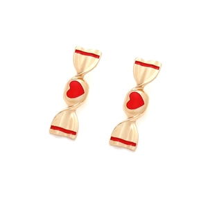 Boucles d'oreilles bonbon dorées avec cœur rouge et rayures sur fond blanc