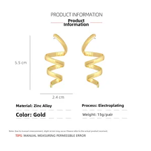 Détail macro de boucles d'oreilles spirales dorées avec dimensions de 5,5 cm x 2,4 cm