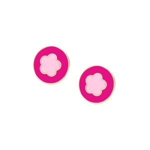 Dettaglio di orecchini a lobo tondi con fiori rosa in smalto fucsia e bordo dorato