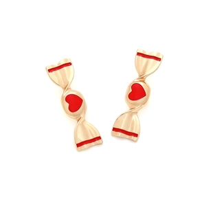 Boucles d'oreilles bonbons dorées avec cœurs rouges et rayures sur fond blanc épuré