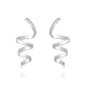 Boucles d'oreilles spirales argentées polies avec un design minimaliste torsadé et reflet