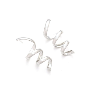 Vue détaillée des boucles d'oreilles spirales en argent avec surface polie et torsadée