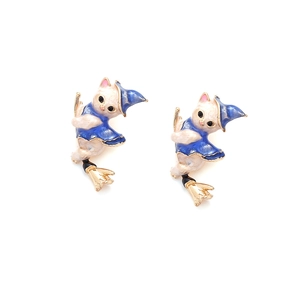 Boucles d'oreilles chat mignon avec chapeau de magicien bleu et balai en émail coloré