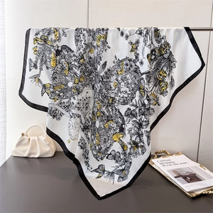 Carré de soie élégant avec imprimés papillons et fleurs, présenté avec sac à perles chic