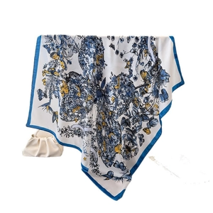 Carré de soie luxueux avec imprimé papillon et fleurs bleu et jaune de haute qualité