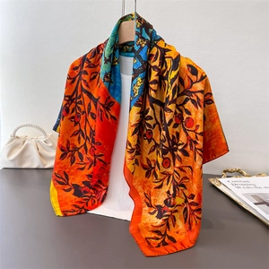 Seidenschal im künstlerischen Ölgemälde-Stil mit Granatapfelbaum-Print in Rot und Orange