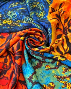 Detailaufnahme des Seidenschals mit Van Gogh Motiv und hochwertigem Kunst-Druckverfahren