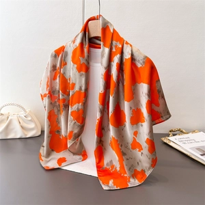 Seidenschal mit Ölgemälde-Print in Orange und Taupe auf weißem Mannequin-Torso