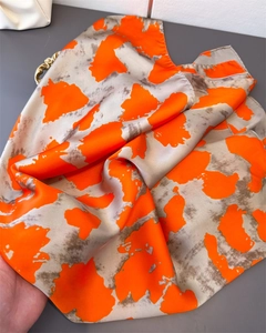 Detail eines Seidenschals im Ölgemälde-Stil mit orange-grauem abstraktem künstlerischem Muster