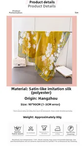 Vue détaillée du foulard en satin jaune 90x90cm avec imprimé floral de lys blanc et texture