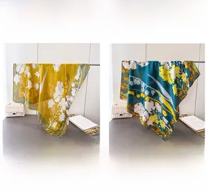 Détail de deux foulards en satin de soie avec motifs floraux élégants en jaune et vert
